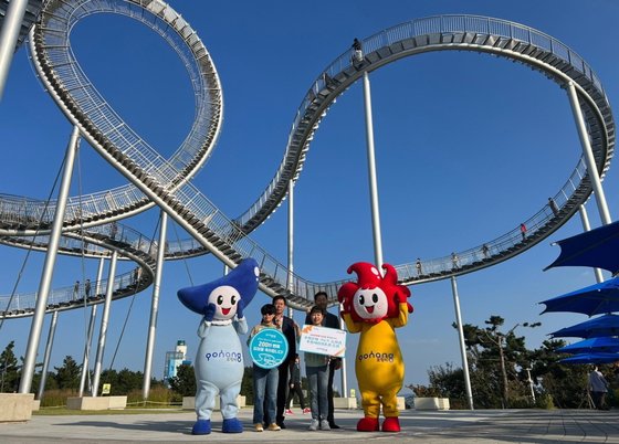 지난 16일 경북 구미시 구평동에서 포항 스페이스워크를 200만번째로 방문한 체험객 박채희(23)씨가 포항시로부터 기념 증정품을 전달받고 기념촬영하고 있다. 사진 포항시