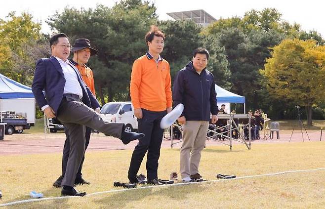 의용소방대 한마음축제에 참석한 이장우 대전시장과 이상래 대전시의회의장이 게임을 하고 있다.대전시