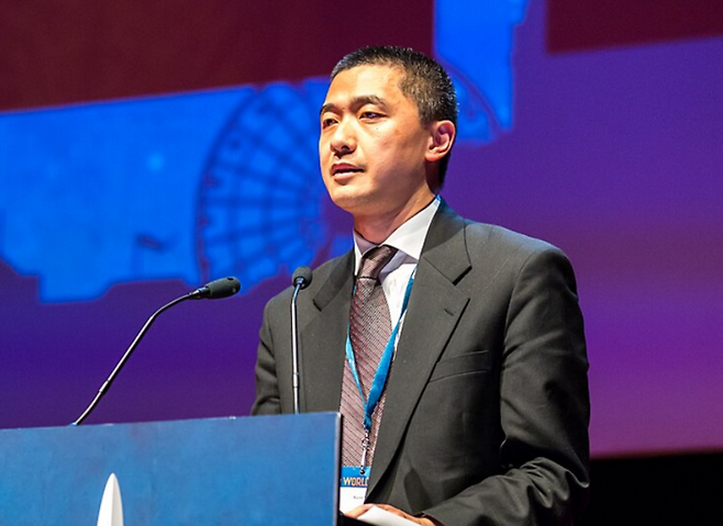 소설가 켄 리우가 2017년 휴고상 시상식에서 연설하는 모습. SF와 판타지 문학계에서 3대 문학상으로 불리는 휴고상, 네뷸러상, 세계환상문학상을 전부 휩쓴 ‘젊은 거장’입니다. 한 권의 책으로 세 개의 상을 전부 석권한 건 켄 리우 작가가 전 세계 처음이었습니다. [Henry Söderlund·Wikimedia Commons]