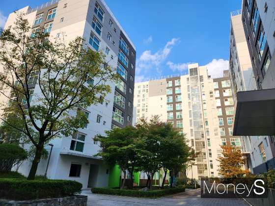 서울 강남 자곡동 LH강남브리즈힐 아파트는 경사진 위치에 만들어져 계단이 많은 구조다./사진=정영희.jpg
