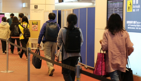 지난 19일(현지시간) 이스라엘에서 출발해 21일 도쿄 하네다 공항에 도착한 한국인들이 입국 수속을 밟기 위해 이동하고 있다. 연합뉴스