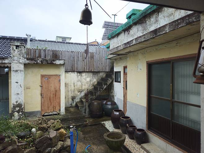 근대문화재로 등록된 이선재(가명·50대) 씨가 매입한 적산가옥 내부. 일본식 가옥 특징이 그대로 남아있는 건물로, 문화적 가치를 인정받았지만 건물 활용이 어려워 이씨는 최근 주택을 부동산에 내놨다. 목포=김빛나 기자