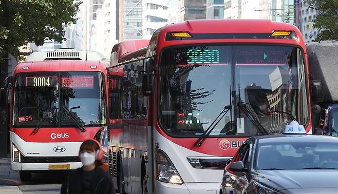 서울 강남대로에서 광역버스들이 운행 중이다. [연합]