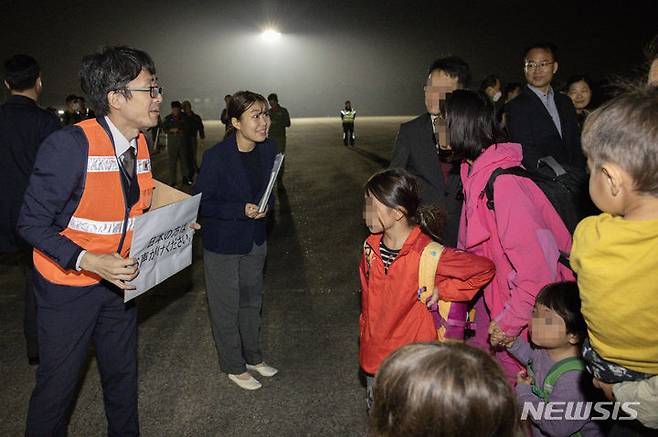 [성남=뉴시스] 사진공동취재단 = 지난 14일 밤 경기 성남 서울공항에서 KC-330(시그너스) 군 수송기를 통해 입국한 일본인들이 일본 대사관 직원의 수속 안내를 받고 있다. 일본은 20일 한국인 18명 등을 이스라엘에서 자위대 수송기 편으로 소개했으며 이들이 21일 새벽 일본 하네다 공항에 도착했다. 2023.10.21. photo@newsis.com