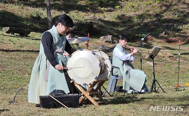 [증평=뉴시스] 강신욱 기자 = 1600년 전 백제인의 숨결이 서려 있는 충북 증평 추성산성에서 21일 오후 숲속 음악회 국악 앙상블 공연이 펼쳐지고 있다. 2023.10.21. ksw64@newsis.com