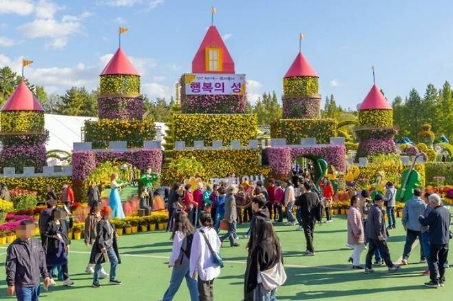 전북 익산시 중앙체육공원에서 20일 개막한 ‘제20회 익산 천만송이 국화축제’에 관람객들이 발길이 이어지고 있다. 익산시 제공