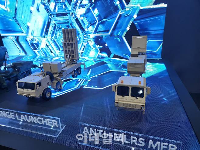 한화시스템이 ‘서울 국제 항공우주 및 방위산업 전시회 2023’(서울 ADEX 2023)에서 장사정포 요격체계 다기능 레이더 모형을 전시하고 있다.