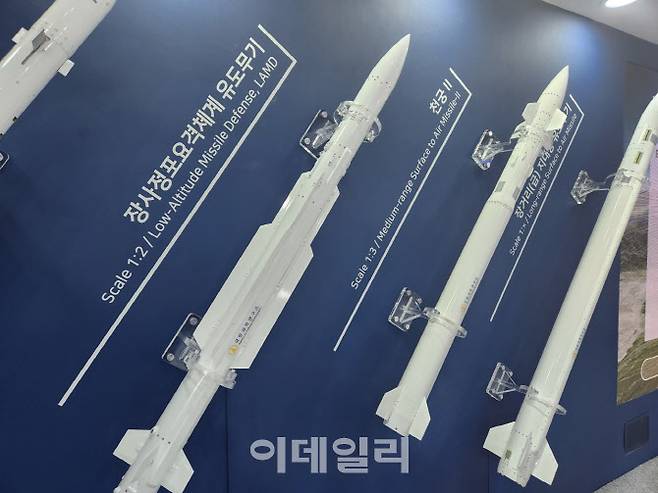 LIG넥스원이 ‘서울 국제 항공우주 및 방위산업 전시회 2023’(서울 ADEX 2023)에서 장사정포 요격체계 탑재 요격 미사일 등을 선보이고 있다.