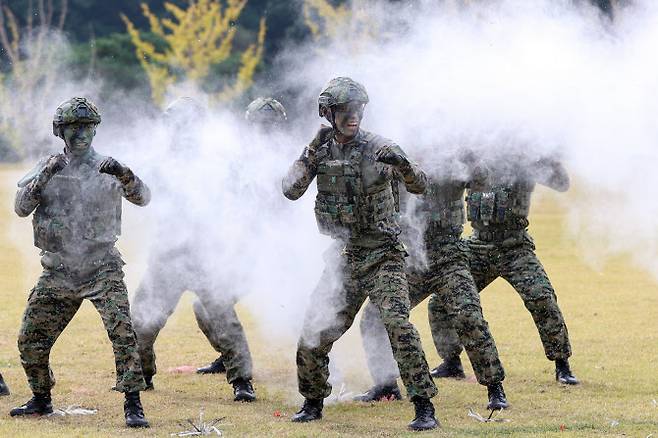 지난 13일 경기도 육군특수전사령부에서 진행된 제3회 특수전사령관기 특공무술 경연대회에 참여한 장병들이 창작 품새를 선보이고 있다. (사진=육군)