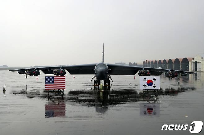 지난 19일 충북 청주시 한 공군기지에 미 공군의 전략폭격기 B-52H 스트래토포트리스가 주기돼 있다. (국방일보 제공) 2023.10.19/뉴스1