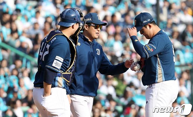 22일 오후 인천 미추홀구 문학동 SSG랜더스필드에서 열린 프로야구 '2023 신한은행 SOL KBO 포스트시즌' 준플레이오프 1차전 NC 다이노스와 SSG 랜더스의 경기, NC 선발투수 신민혁이 6회말 2사 SSG 한유섬 타석을 앞두고 교체되고 있다. 2023.10.22/뉴스1 ⓒ News1 이동해 기자