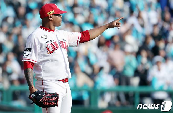 22일 오후 인천 미추홀구 문학동 SSG랜더스필드에서 열린 프로야구 '2023 신한은행 SOL KBO 포스트시즌' 준플레이오프 1차전 NC 다이노스와 SSG 랜더스의 경기, 4회초 1사 1,2루 실점 위기에 놓인 SSG 선발투수 엘리아스가 수비 위치를 조정하고 있다. 2023.10.22/뉴스1 ⓒ News1 이동해 기자