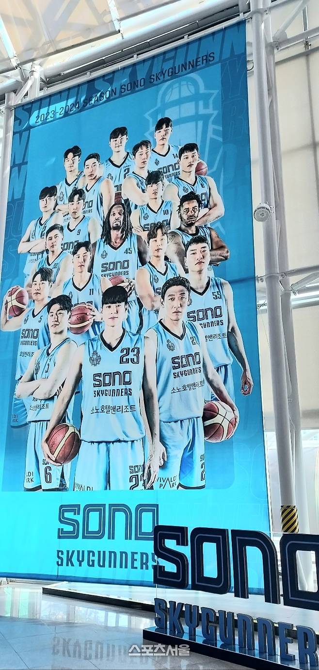 소노아레나 입구쪽에 설치된 대형 현수막. 사진 | 스포츠서울 이웅희기자 iaspire@