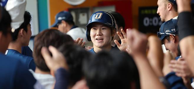 NC 박민우가 22일 인천SSG랜더스필드에서 열린 2023 KBO 준플레이오프 1차전 SSG와 경기에서 9회초 득점에 성공한 후 동료들과 하이파이브를 하고 있다. 사진 | 문학=연합뉴스