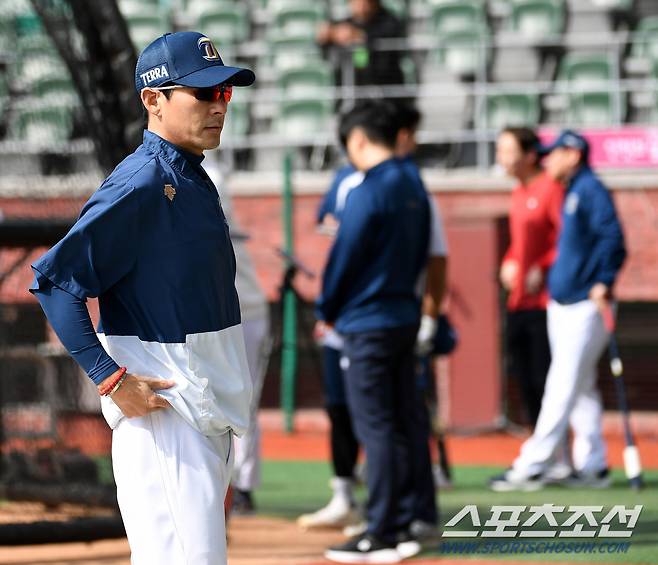 2023 KBO 준플레이오프 SSG 랜더스와 NC 다이노스의 경기가 22일 인천 SSG랜더스필드에서 열린다. NC 강인권 감독이 훈련을 지켜보고 있다. 인천=박재만 기자pjm@sportschosun.com/2023.10.22/