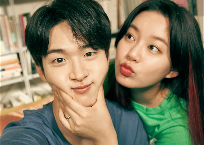 올해 개봉했던 영화 ‘롱디’에서 남녀 주인공이 장난스러운 자세로 셀카를 찍는 장면. 평소 의지가 되는 연인의 사진만 보더라도 몸이 아플 때 통증이 덜 하다고 느낄 수 있다. (사진은 실험 내용과 직접 관계없음) 트웰브져니 제공