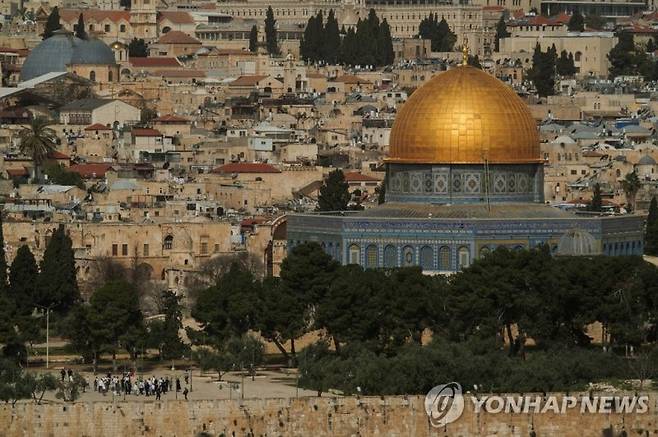 A view taken from the Mount of Olives shows a group of Jewish visitors on the Al-Aqsa compound, also known to Jews as Temple Mount, in Jerusalem's Old City, April 9, 2023. REUTERS/Dedi Hayun