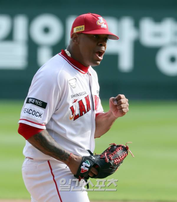 '2023 신한은행 SOL KBO 포스트시즌' NC 다이노스와 SSG 랜더스의 준플레이오프 1차전 경기가 22일 오후 인천 SSG랜더스필드에서 열렸다. SSG 선발 엘리아스가 6회 NC 박민우를 삼진으로 잡고 이닝을 마치며 포효하 고있다. 인천=정시종 기자 