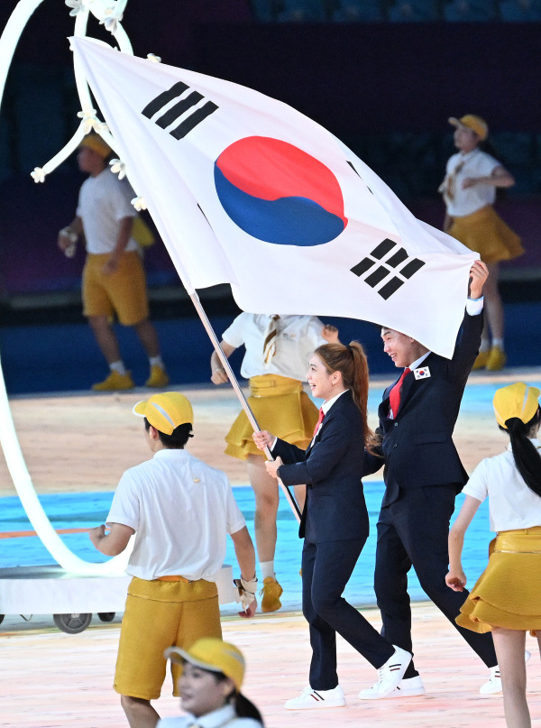 22일 열린 2022 항저우 장애인아시아경기대회 개막식에서 한국 선수단의 기수로 나선 주정훈(뒤쪽)과 김희진(앞쪽). 대한장애인체육회 제공