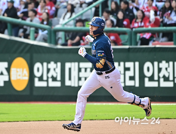 22일 오후 인천SSG 랜더스필드에서 '2023 KBO 포스트시즌' SSG 랜더스와 NC 다이노스의 준플레이오프 1차전 경기가 열렸다.8회초 1사 1루 NC 김성욱이 투런 홈런을 때린 뒤 기뻐하고 있다. [사진=곽영래 기자]