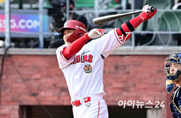 22일 오후 인천SSG 랜더스필드에서 '2023 KBO 포스트시즌' SSG 랜더스와 NC 다이노스의 준플레이오프 1차전 경기가 열렸다.8회말 1사 2,3루 SSG 최정이 죄익수 희생플라이로 타점을 올리고 있다. [사진=곽영래 기자]