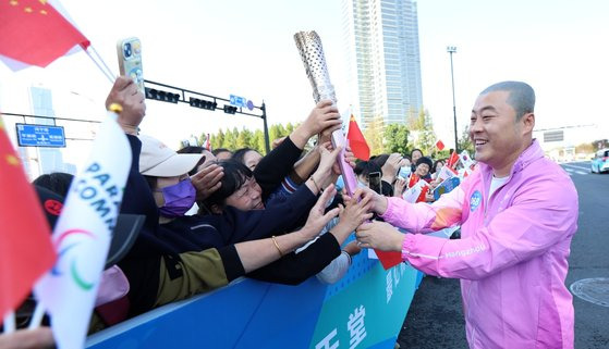 2022 항저우 장애인아시아경기대회 성화 봉송주자로 나선 김진혁 대한민국 선수단장. 사진 대한장애인체육회