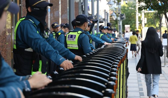 11일 서울 청계광장 인근에서 열린 팔레스타인 지지 집회장소 주변에 위치한 이스라엘 대사관에 경찰이 배치되어 있다. 연합뉴스