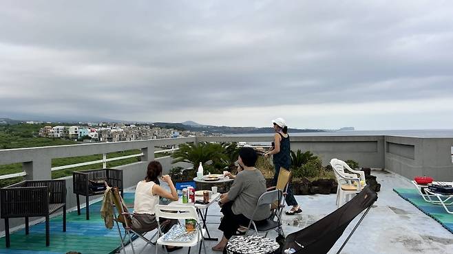 워케이션 옥상에서 관광객들이 미니 파티를 열고 있다. 박영미 대표 제공