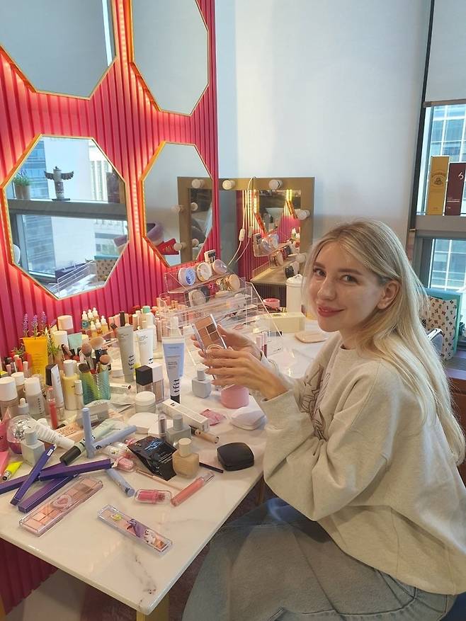 줄리아 보로나 PA RU(러시아영업)팀 대리가 화장품 테스트 모습을 보여주고 있다. 성남=윤현주 기자