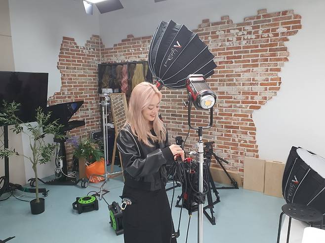 나샤 실리콘투 전략마케팅팀 직원이 영상 장비를 확인하고 있다. 윤현주 기자