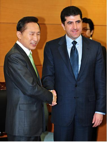 이명박 대통령 당선인이 2008년 2월14일 서울 통의동 집무실에서 바르자니 니제르반 바르자니 쿠르드 자치정부 총리를 만나 악수하고 있다. 사진공동취재단