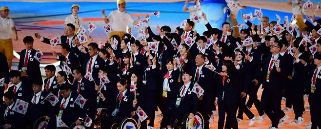 한국 선수단 입장 아시아 장애인 스포츠 선수들의 축제, 2022 항저우 장애인아시아경기대회가 22일 중국 항저우 올림픽 스포츠센터 스타디움에서 개막했다. 한국은 알파벳 순서에 따라 44개국 중 15번째로, 태권도 주정훈, 골볼 김희진을 기수로 앞세워 입장했다. 대한장애인체육회 제공