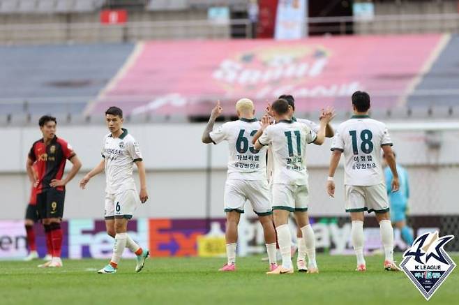 동점골을 넣고 세리머니를 하는 강원FC 선수단. 프로축구연맹