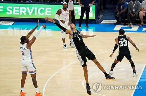 블록슛을 시도하는 웸반야마 [AFP=연합뉴스]