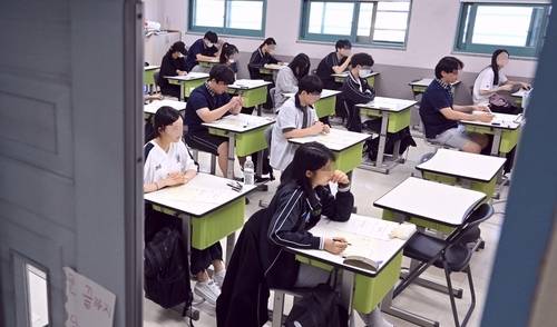 지난 9월 6일 송파구 한 고교에서 고3 수험생들이 2024학년도 대학수학능력시험 9월 모의평가를 치르고 있다. [사진 출처=연합뉴스]