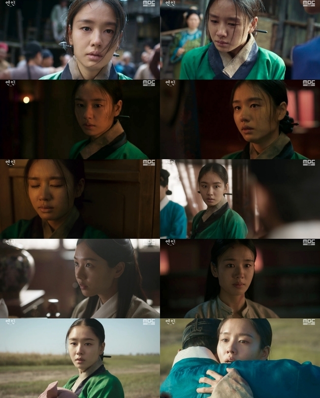 Actor Ahn Eun-jin captivated viewers with his bold and deep Hot Summer Days.Ahn Eun-jin plays the role of heroine Ahn Eun-jin in the MBC gold soil drama  ⁇  Couple  ⁇  which is aired every Friday and Saturday, and is playing Hot Summer Days.Yoo Gil-chae was a fine-grown Ae-ssi, but she is a person who grows up to be a subjective and strong GLOW while experiencing a sick man Horan and true love. Ahn Eun-jin shows a melancholy melody to a strong and strong vitality and raises the immersion of the drama.In the 14th episode of  ⁇ Couple ⁇  broadcasted on October 21, Yu Gil-chaes strong and independent aspect shined even in the face of severe trials.Especially, all of this can not be taken out, but it was for Jang Hyun (Namgoong Min), who loved him with all his heart, so he was able to draw more empathy from viewers.Yu Gil-chae faced Lee Jang Hyun at the Prisoner of War market auction house.I do not want to show the gruesome Jasin, nor do I want Jang Hyun to be harmed by Jasin. It was Yu Gil-chae who had never asked Jang Hyun for help.Therefore, Her had no choice but to shed tears when she saw this screaming Jang Hyun. Yu Gil-chae then pushed Jang Hyun out with hard words.The same was true when he was taken to the Prisoner of War by the Qing dynasty princess keratinization.Yu Gil-chae knew that keratinization had a heart for Jang Hyun, and even though he was whipped, he told Jang Hyun not to do anything for Jasin because Jasin was comfortable.And he said he would stand in front of the Qing dynasty emperor hong taiji (Kim Jun-won) to defend this Jang Hyun.Her, in front of hong taiji, said in Manchu that Jasin was kidnapped, not a Prisoner of War, and that many Korean GLOW were being persecuted unfairly.When keratinization asked about this and that, it was a moment when Yu Gil-chaes face was outstanding.After that, Yu Gil-chae left for Joseon under the order of keratinization, but keratinization asked Yu Gil-chae to leave for Joseon without meeting Lee Jang Hyun.I wanted to see this Jang Hyun, but Yu Gil-chae, who thought that it was for Jang Hyun to just turn around, decided to turn around, but this was a trap set by keratinization.In the end, Jang Hyun risked his life to protect Yu Gil-chae. When he saw Jang Hyun, who fell down with an arrow for Jasin, Yu Gil-chae sobbed. And Her stood up loudly against keratinization.Yu Gil-chae could have killed Yu Gil-chae at any moment, but Yu Gil-chae was no longer afraid for Jang Hyuns life.At the end of the broadcast, Yu Gil-chae was able to leave for Joseon.It was a tearful mixture of gratitude, sorry, and love for this Jang Hyun.I wondered if Yu Gil-chae could return to Chosun and what would happen to the love that does not reach Jang Hyun.Ahn Eun-jin leads the  ⁇ Couple ⁇  with Namgoong Min, the male character, with a wide range of expressiveness and excellent character digestion.In the melodic line that encompasses the entire play, the audiences heart is filled with sad feelings with delicate and deep emotional acting. When Yu Gil-chae shows his subjective and confident appearance, he fills the screen with extraordinary concentration and presence.This is why many viewers love and support Yu Gil-chae in  ⁇ Couple ⁇ .