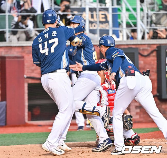 [OSEN=인천, 박준형 기자] 22일 인천 SSG랜더스필드에서 2023 KBO 준플레이오프 SSG 랜더스와 NC 다이노스의 경기가 열렸다.8회초 1사 1루 NC 대타 김성욱이 선취 2점 홈런을 날리고 김형준과 하이파이브를 하고 있다.  2023.10.22  / soul1014@osen.co.kr