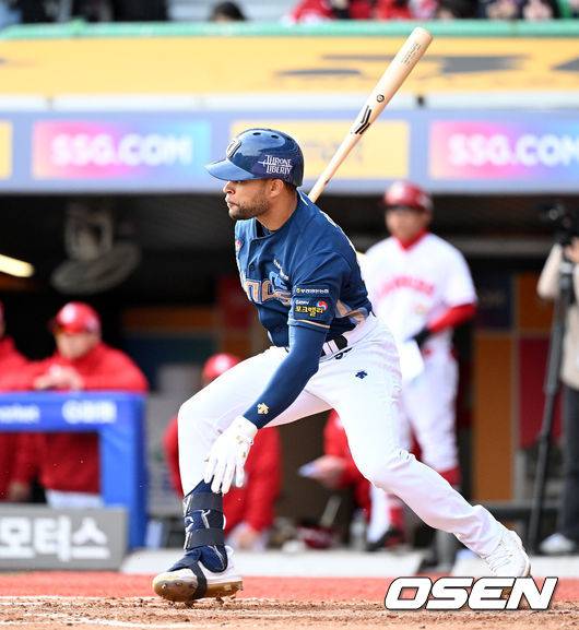 [OSEN=인천, 이대선 기자] 22일 인천 SSG랜더스필드에서 2023 KBO 준플레이오프 SSG 랜더스와 NC 다이노스의 경기가 열렸다.9회초 1사 3루에서 NC 마틴이 우전 적시타를 치고 있다. 2023.10.22 /sunday@osen.co.kr