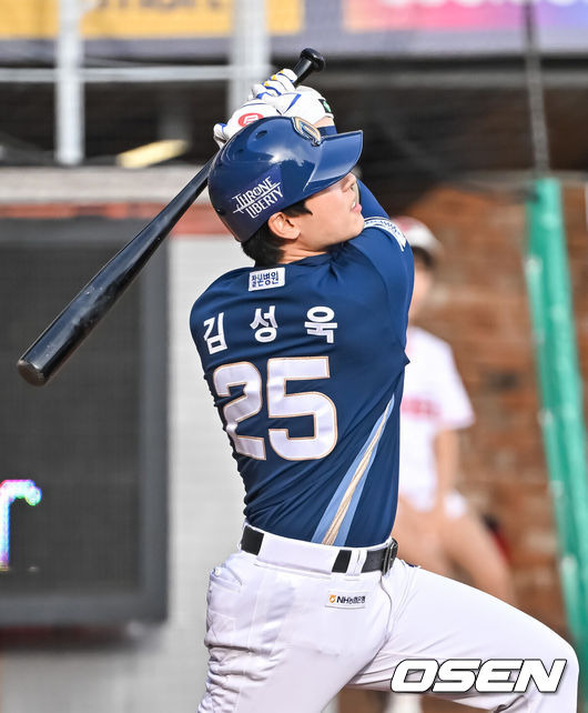 [OSEN=인천, 박준형 기자] 22일 인천 SSG랜더스필드에서 2023 KBO 준플레이오프 SSG 랜더스와 NC 다이노스의 경기가 열렸다.8회초 1사 1루 NC 대타 김성욱이 선취 2점 홈런을 날리고 있다.  2023.10.22  / soul1014@osen.co.kr