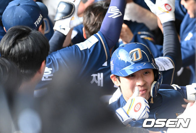 [OSEN=인천, 이대선 기자] 22일 인천 SSG랜더스필드에서 2023 KBO 준플레이오프 SSG 랜더스와 NC 다이노스의 경기가 열렸다.8회초 1사 1루에서 NC 김성욱이 좌월 투런 홈런을 치고 더그아웃에서 동료들과 환호하고 있다. 2023.10.22 /sunday@osen.co.kr