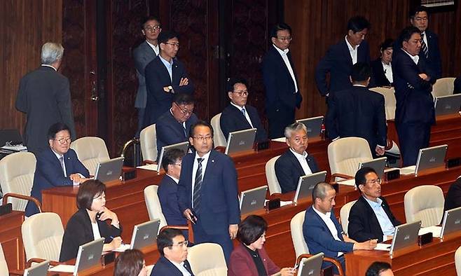 지난 9월 21일 서울 여의도 국회 본회의장에서 이재명 더불어민주당 대표 체포동의안이 가결되자 민주당 의원들이 침통한 표정을 짓고 있다. 뉴시스
