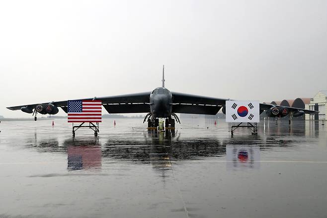 19일 충북 청주시 한 공군기지에 미 공군의 전략폭격기 B-52H 스트래토포트리스가 착륙해 주기돼 있다. B-52 폭격기는 국내 공군기지에 처음으로 착륙을 했다.    국방일보 제공