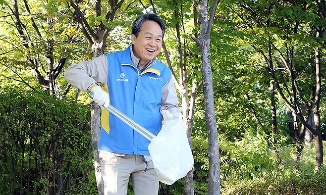 20일 서울 남산에서 진옥동 신한금융그룹 회장이 플로깅 봉사활동에 참여하고 있다. 신한금융그룹 제공