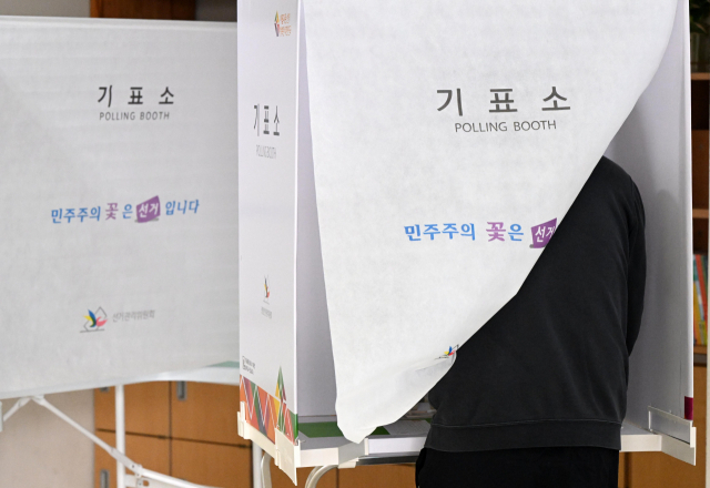 지난 11일 진행된 서울 강서구청장 보궐선거 투표 모습. 성형주 기자