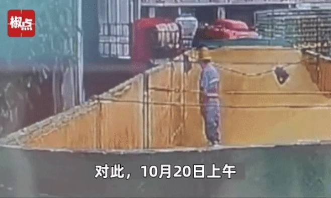 칭따오 맥주 생산공장에서 한 직원이 원료에 소변을 보는 영상이 공개돼 큰 충격을 안기고 있다. 웨이보 갈무리