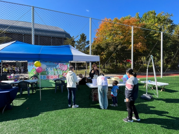 신구대학교와 한국성서대학교가 운영하는 유아흡연위해예방 가정연계 프로그램 운영사무국은 지난 20일, 노원구어린이집연합회가 육군사관학교 잔디축구장과 경춘선 기찻길 일대에서 개최한 가을운동회에 참가해 유아흡연위해예방 캠페인을 전개했다. ⓒ유아흡연위해예방 가정연계 프로그램 운영사무국