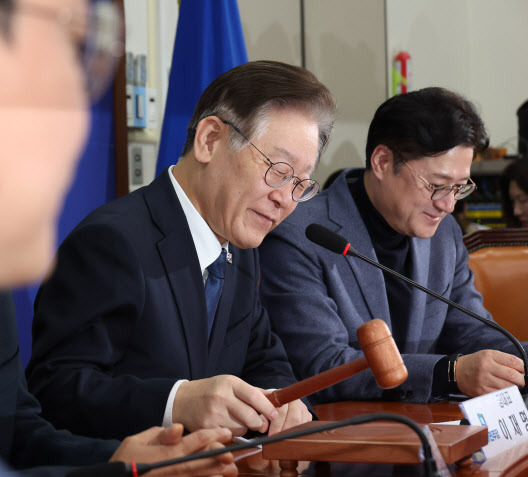 더불어민주당 이재명 대표가 23일 국회에서 열린 최고위원회의에서 의사봉을 두드리고 있다. (사진=연합뉴스)