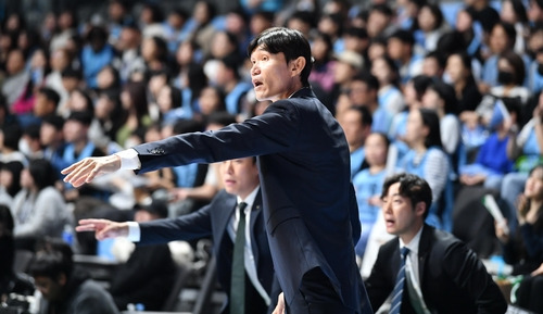 DB 김주성 감독은 '정식 감독' 데뷔 이후 첫승을 올렸다. [KBL 제공]