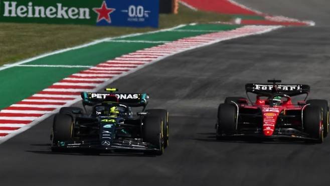 22일(현지시각) 미국GP에서 경쟁 중인 루이스 해밀턴(좌)과 샤를 르클레르가 경쟁하고 있다=Formula 1