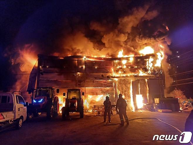 23일 오전 4시34분쯤 충북 진천군 초평면 중석리의 한 농기계 수리점에서 불이 나 1억5000만원의 재산 피해가 났다.(진천소방서 제공)2023.10.23/뉴스1 ⓒ News1 엄기찬 기자